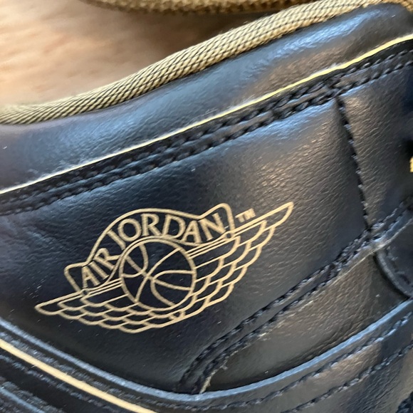 Vintage Air Jordan Retro 1 Black and gold.
Excellent condition  size 5 - Picture 7 of 10